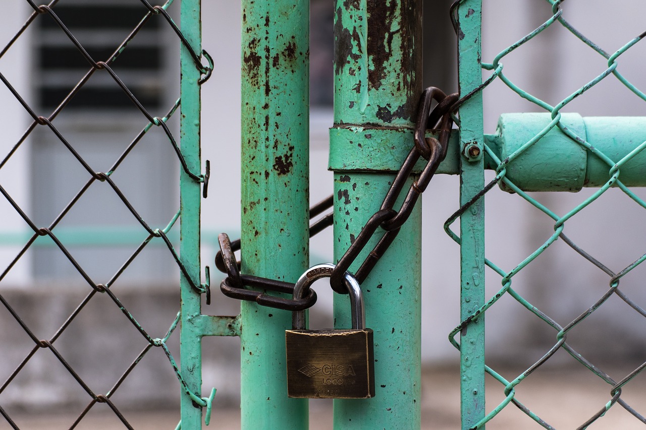 lock gate chain free photo