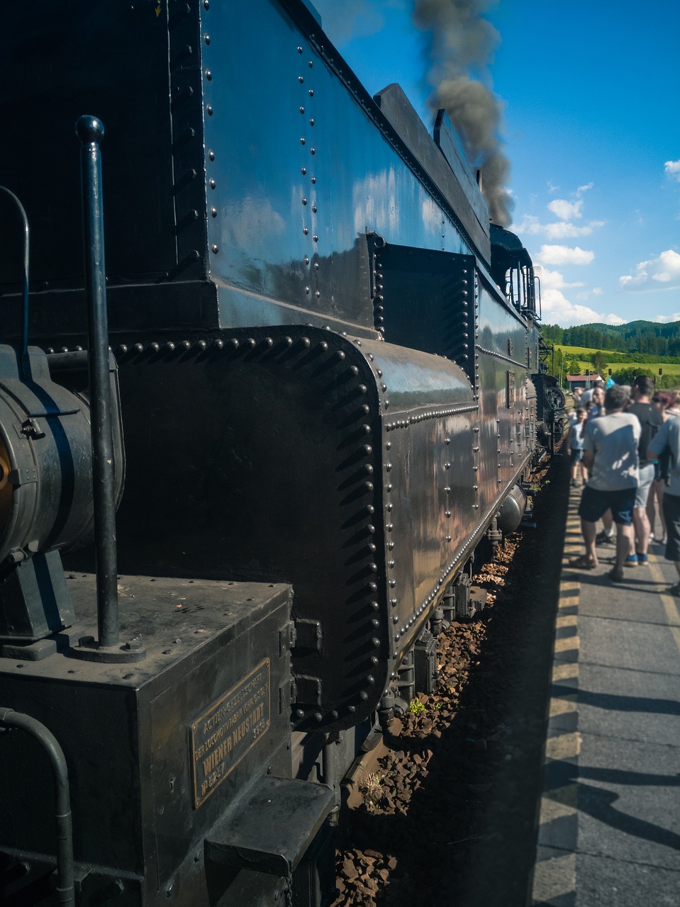 locomotive tender the platform free photo