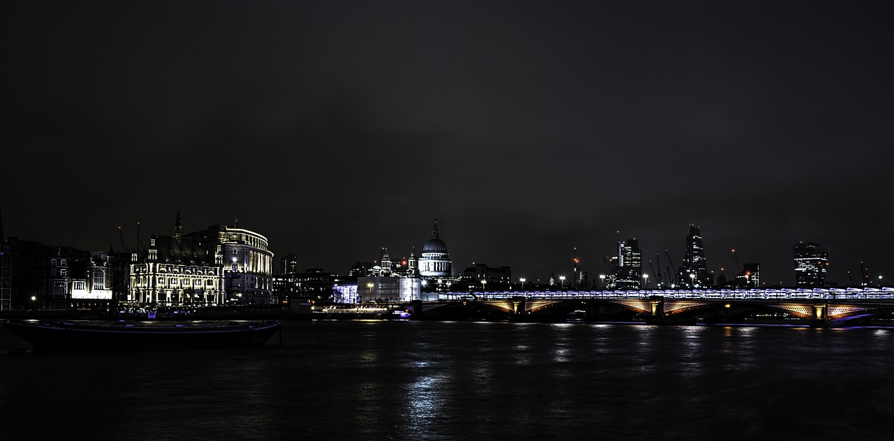 river london night free photo