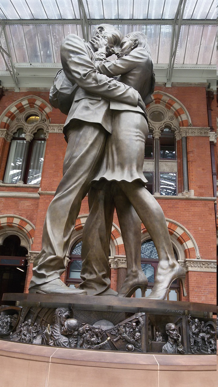the meeting place statue london free photo