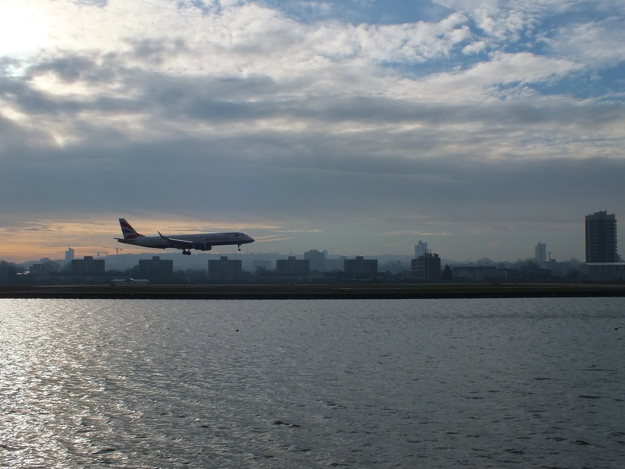 london airplane landing free photo