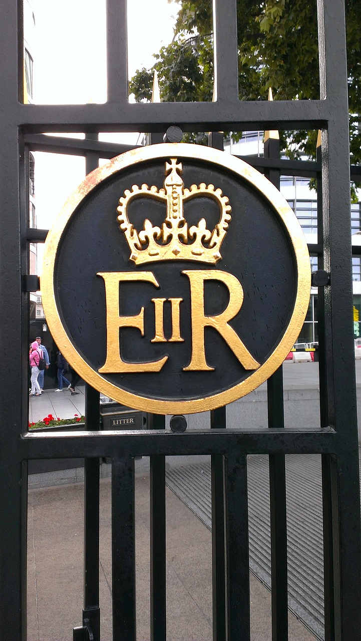 london queen elizabeth royal coat of arms free photo