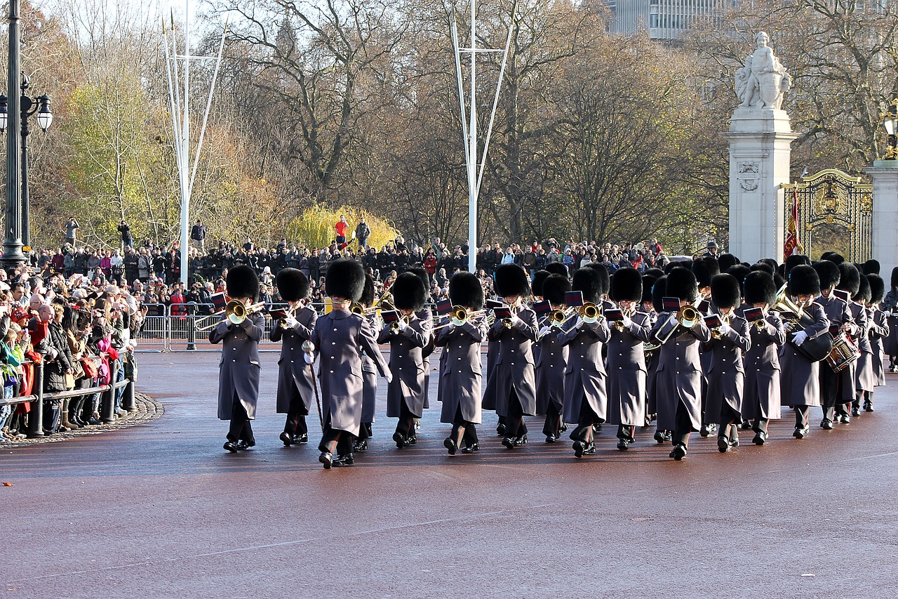 london changing of the guard buckingham palace free photo