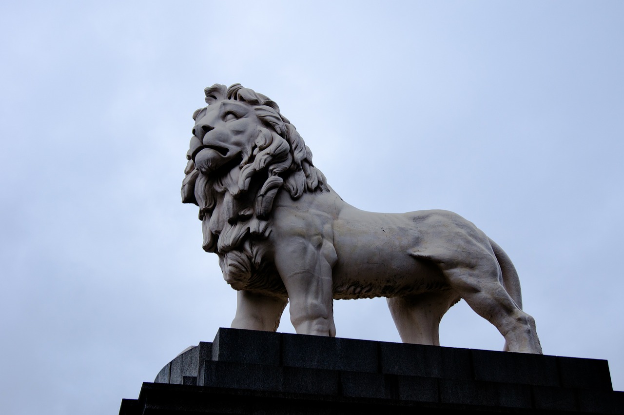 london leon statue free photo