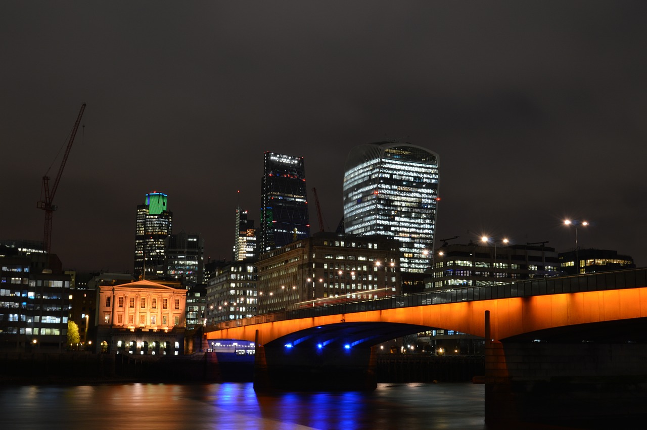 london bridge night free photo