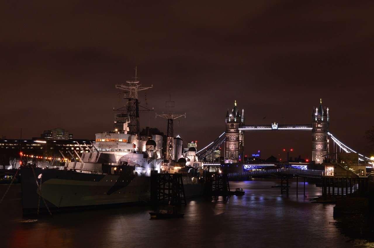 london bridge night free photo