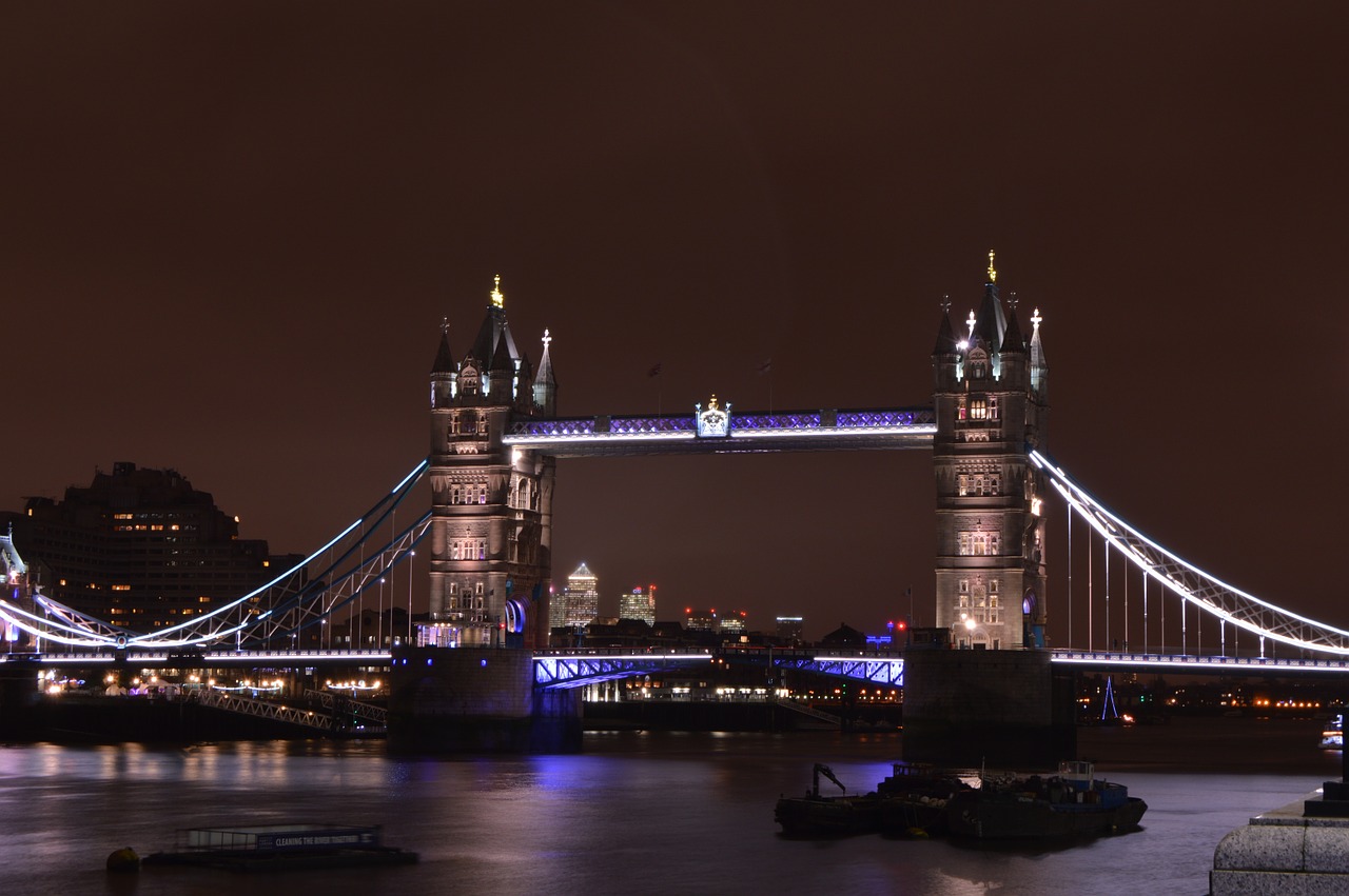 london bridge night free photo