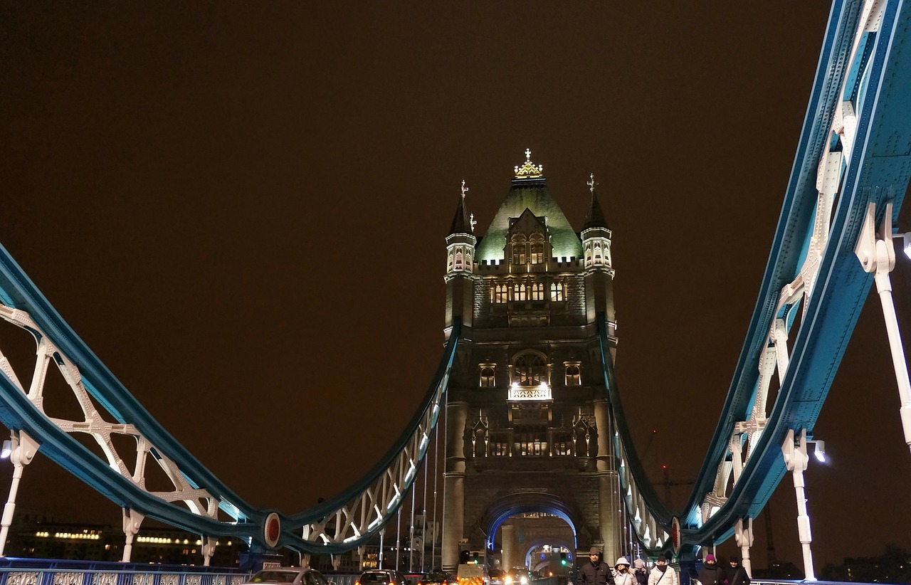 london bridge night free photo