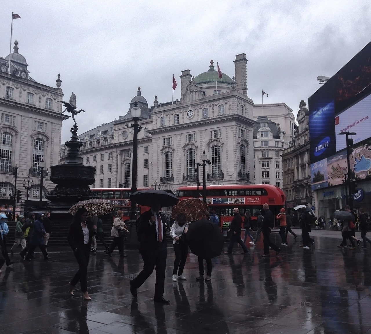 london rain piccadilly circus free photo