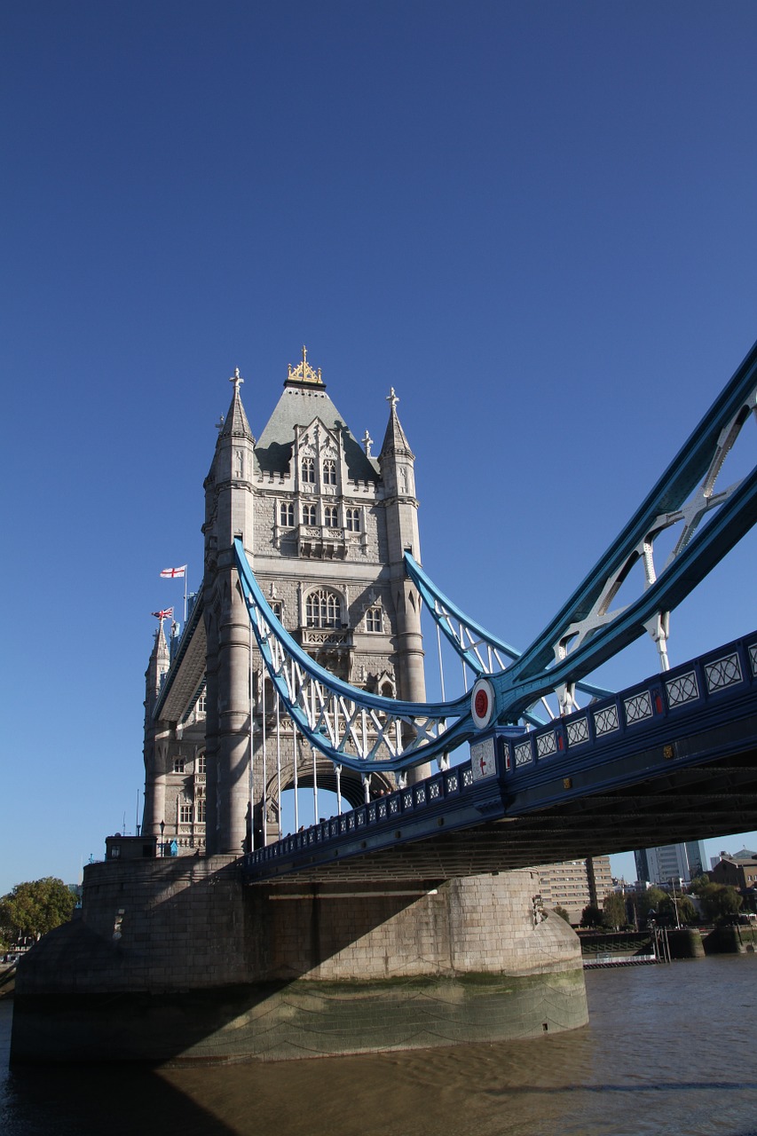 london bridge summer sightseeing free photo