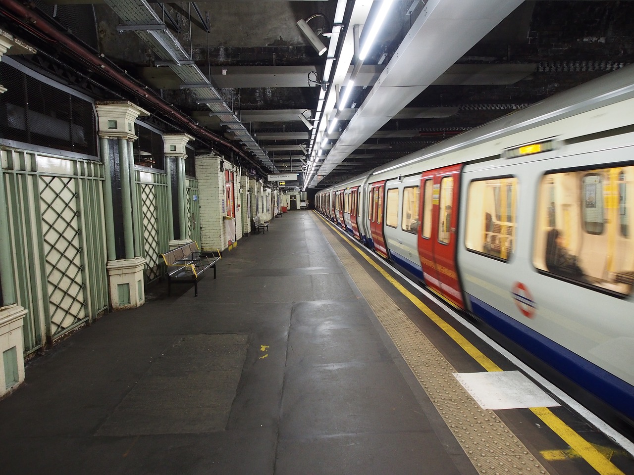 london underground  subway station  metro free photo