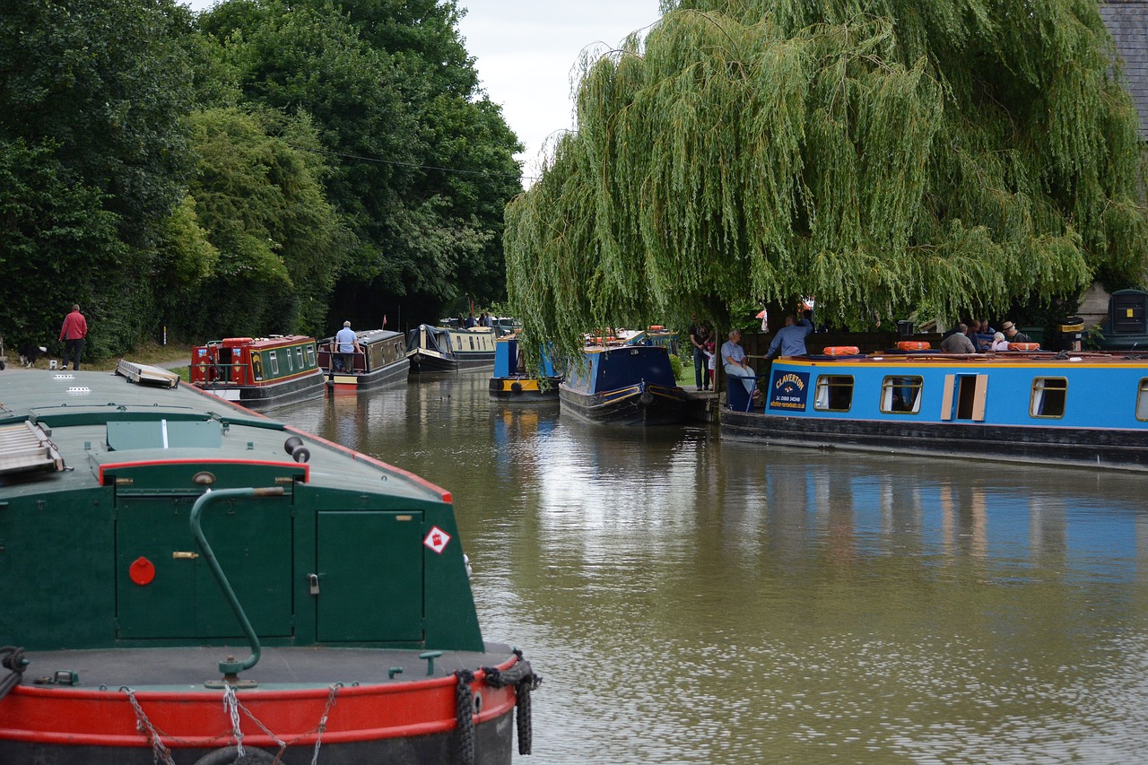 longboats canal lock free photo