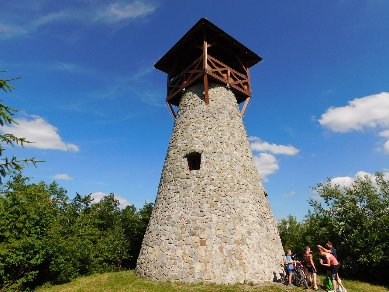 Башни пал. Каменная башня Тортуга. Башня Инка в Ленинградской области. Лимес Дозорная башня внутри. Старинная башня.