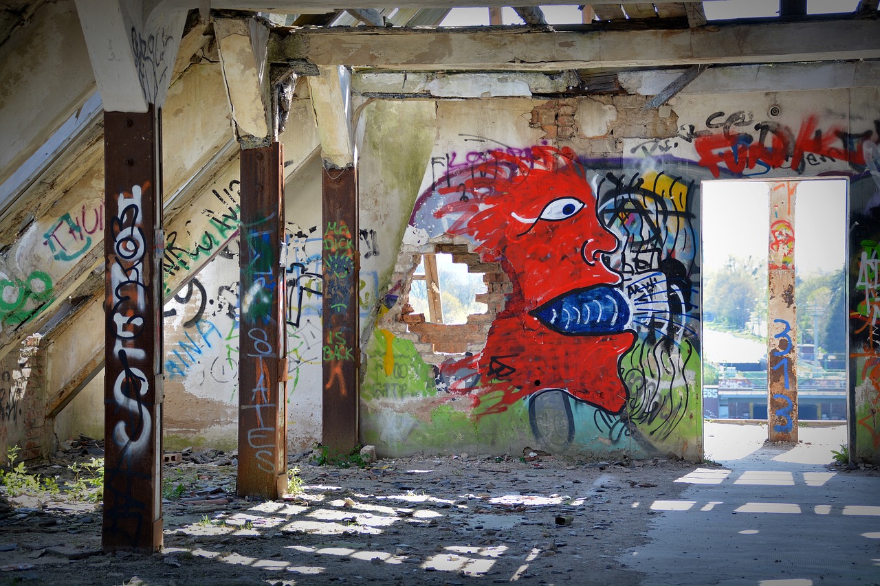 lost places graffiti ruin free photo
