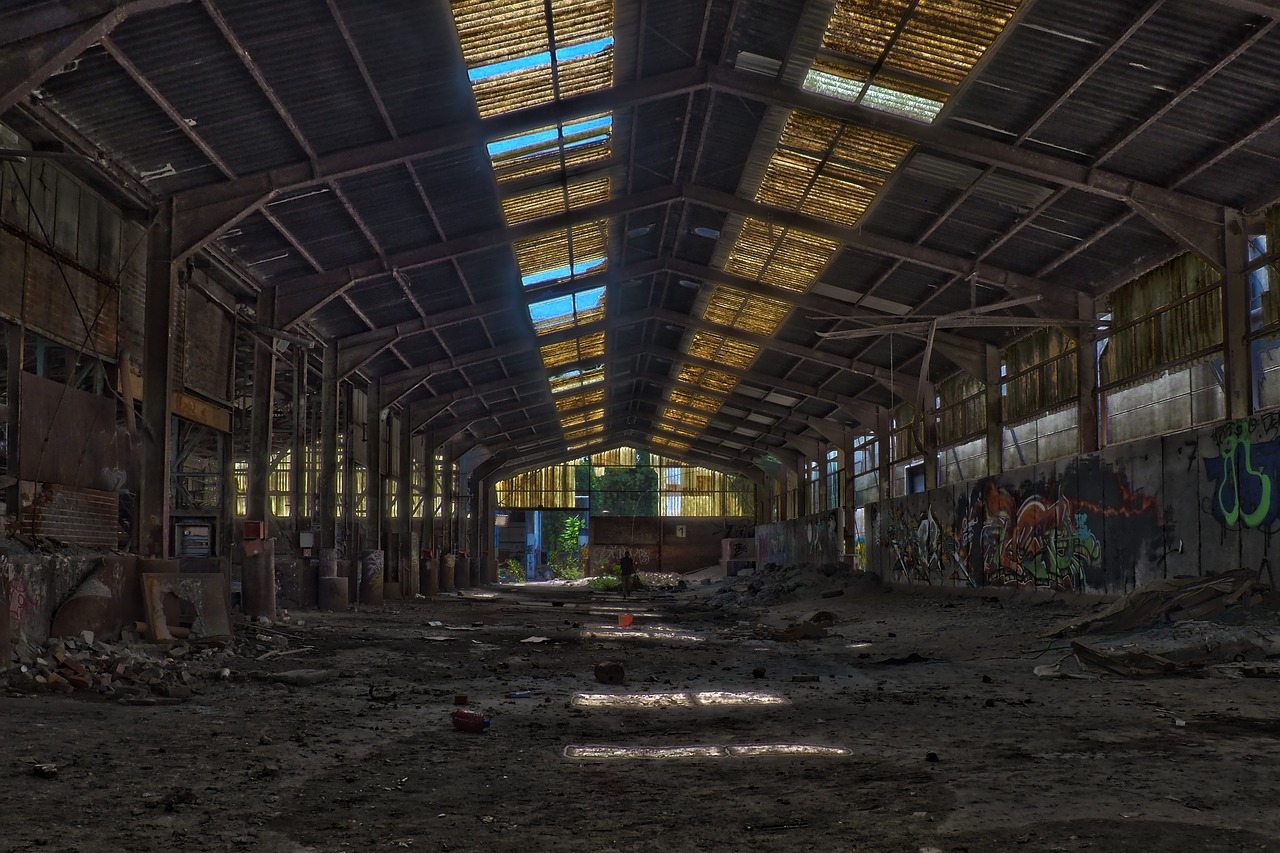 Past factory. Заброшенный Холл завода. Factory atmosphere. Abandoned Factory. Old Industrial Workshop.