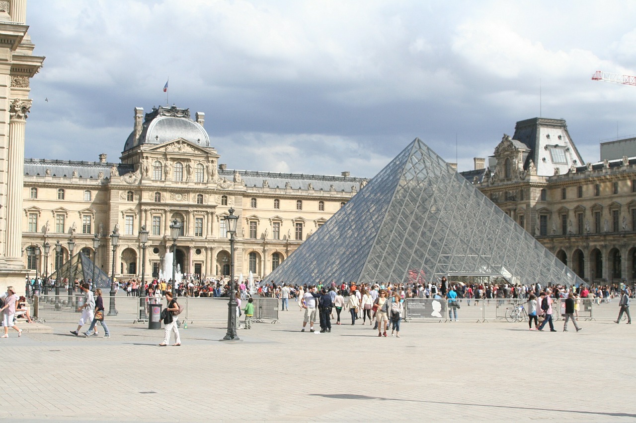 louvre paris pyramid free photo