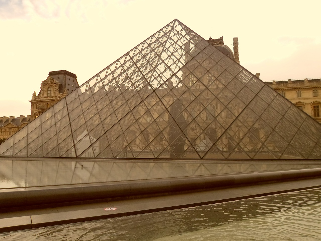 louvre paris pyramid free photo