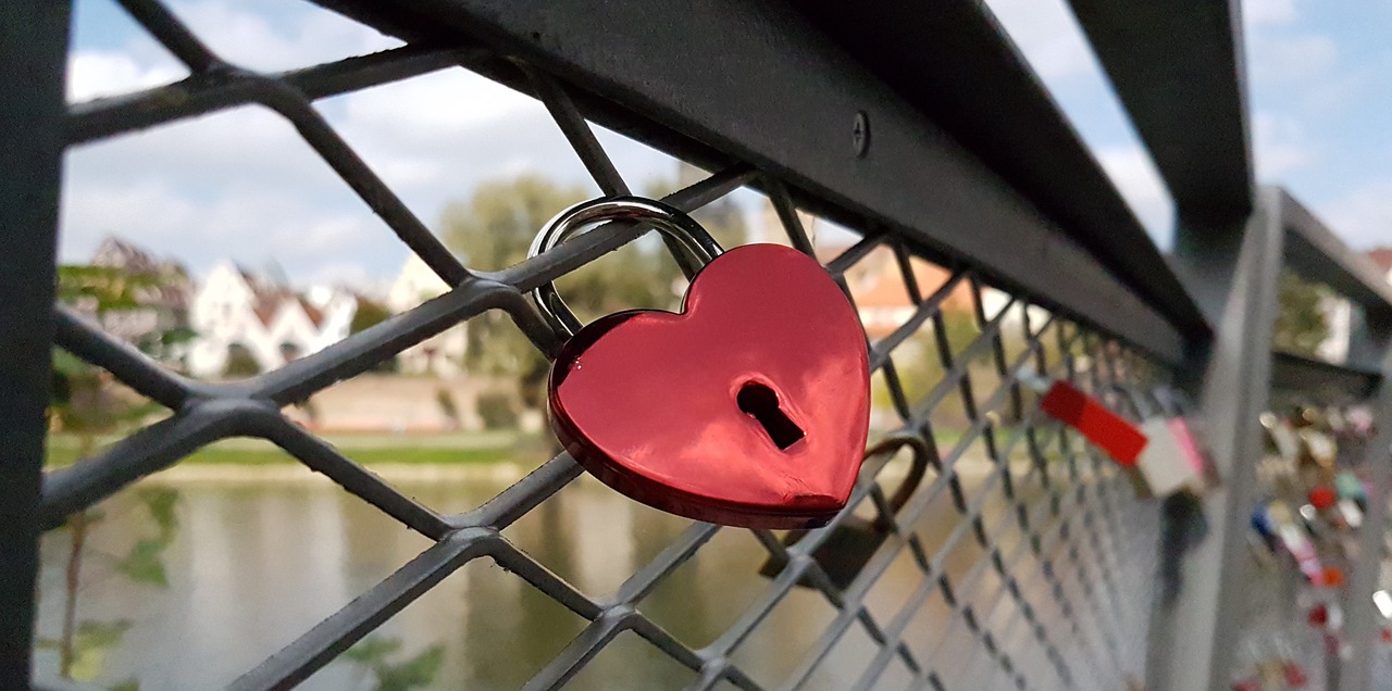 love  padlock  castle free photo