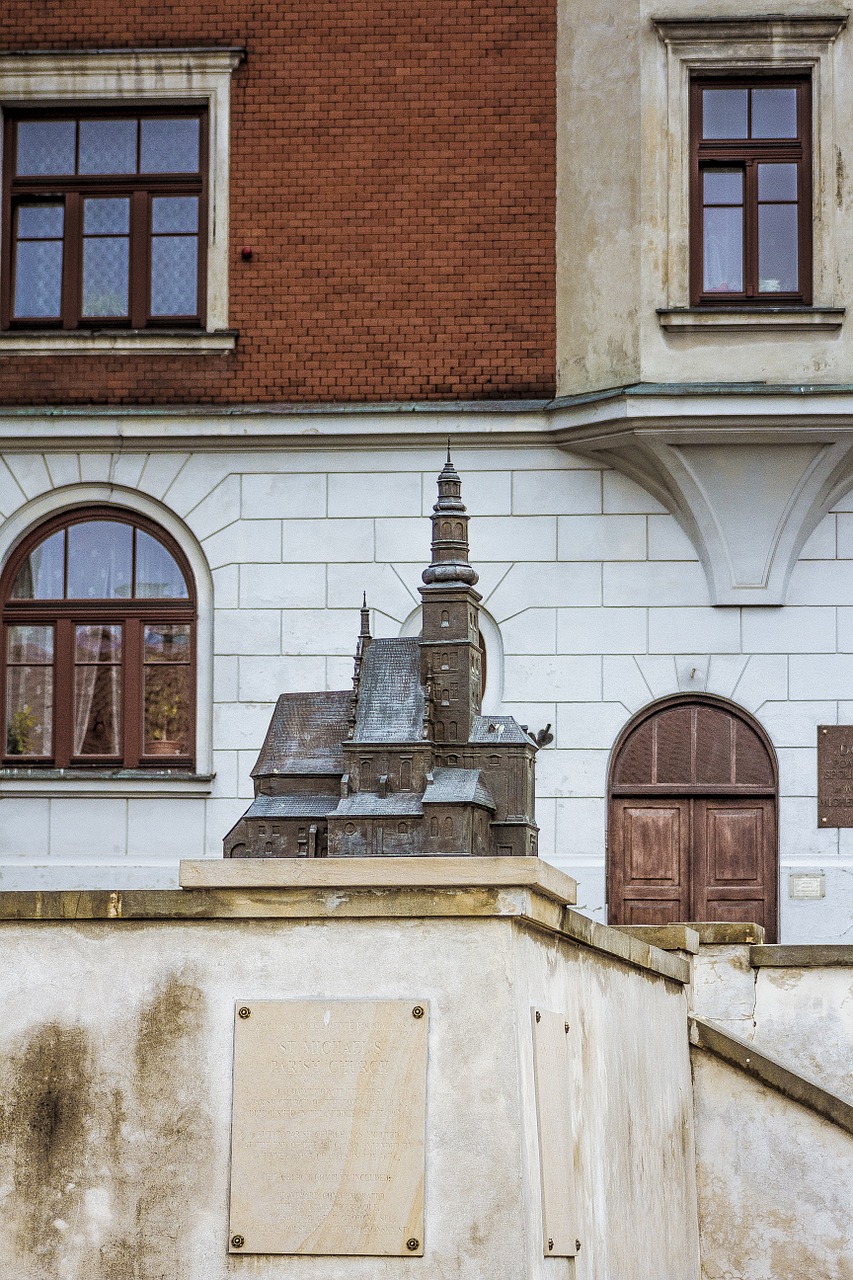 lublin monument mockup free photo