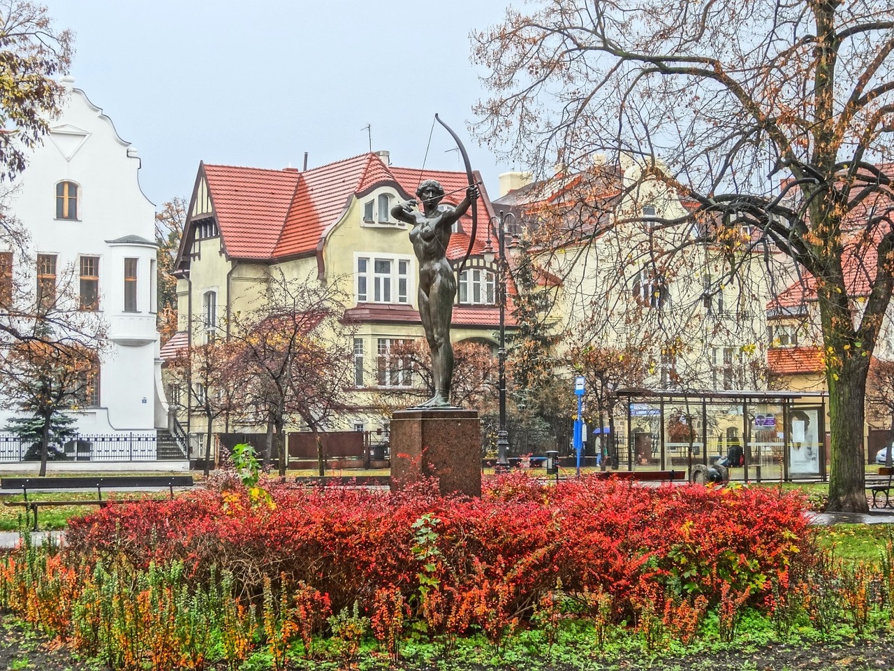 luczniczka bydgoszcz statue free photo