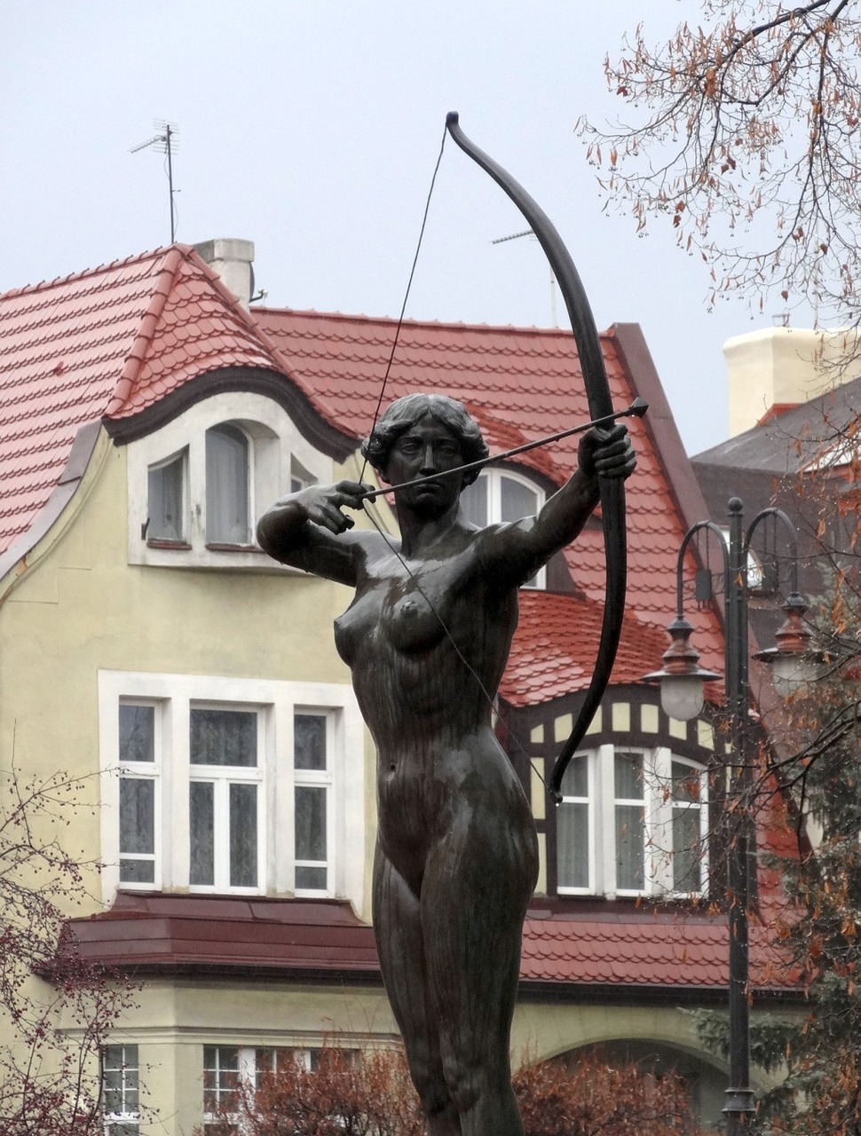 luczniczka bydgoszcz statue free photo