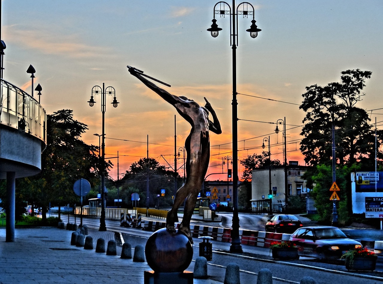 luczniczka nova bydgoszcz statue free photo