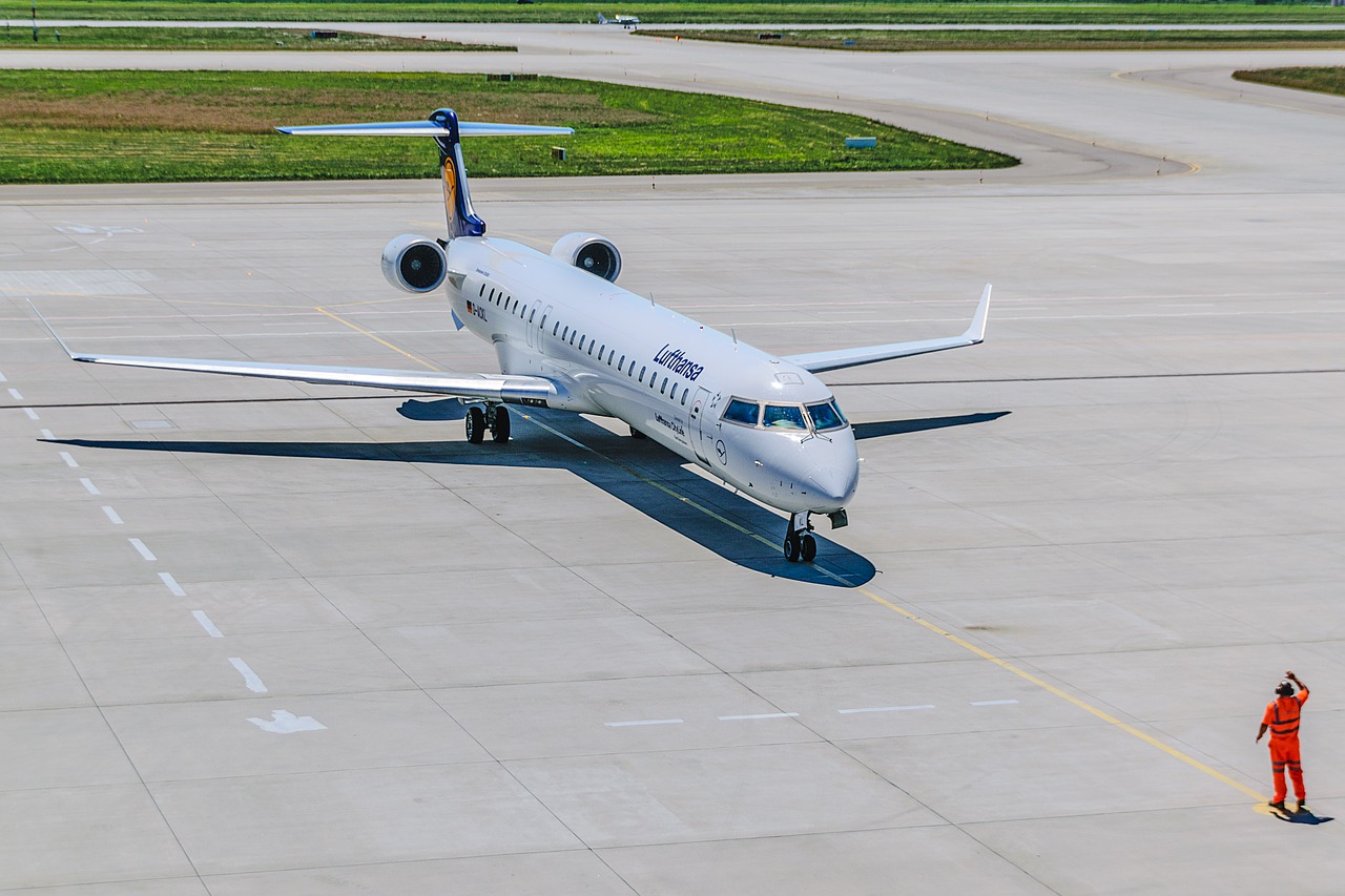 lufthansa airport the airline free photo