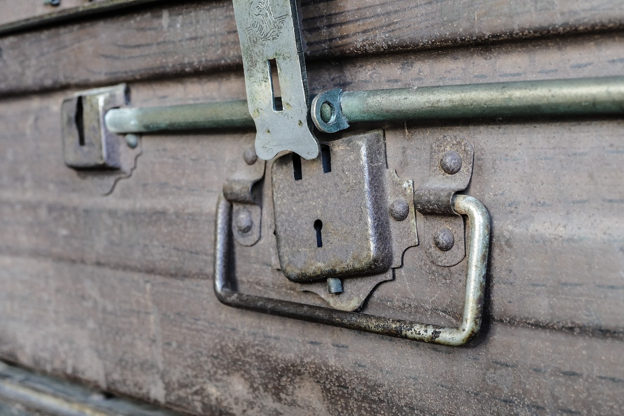 luggage old suitcase castle free photo