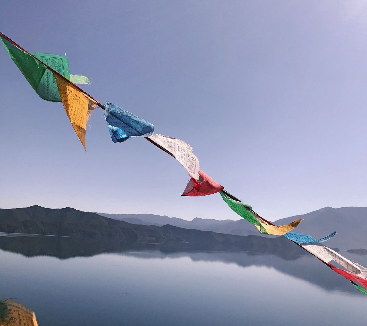 lugu lake  golden sail  blue sky free photo