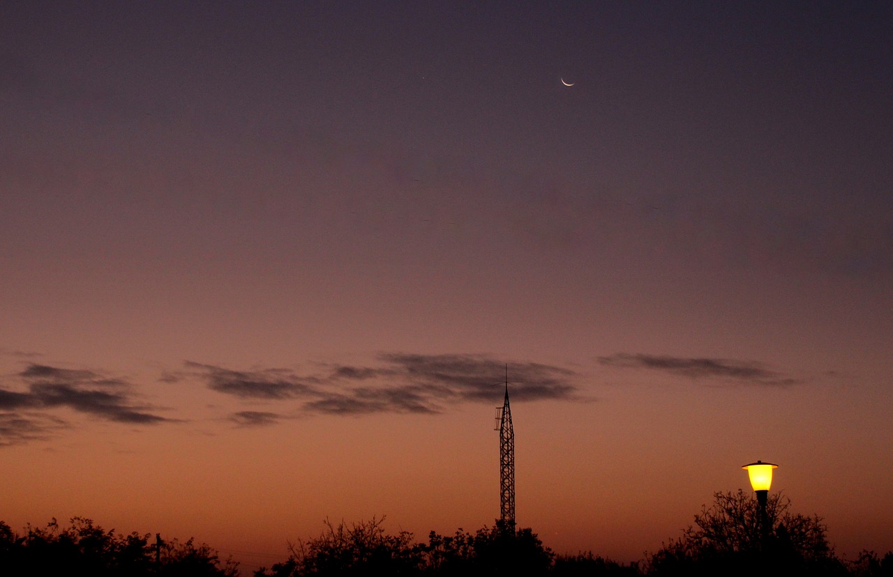 luna in the evening sky free photo