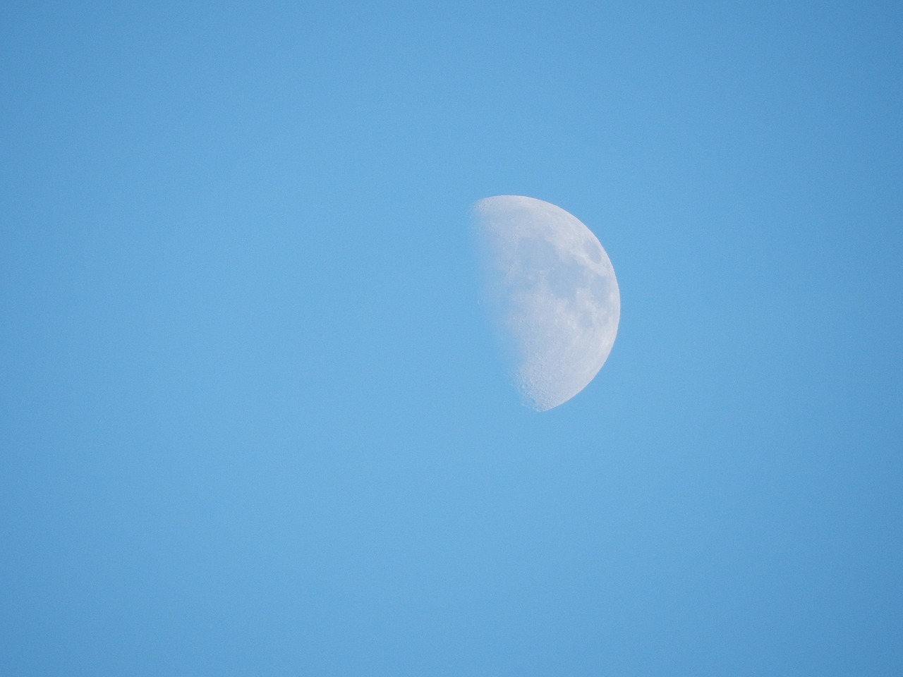 luna blue sky free photo