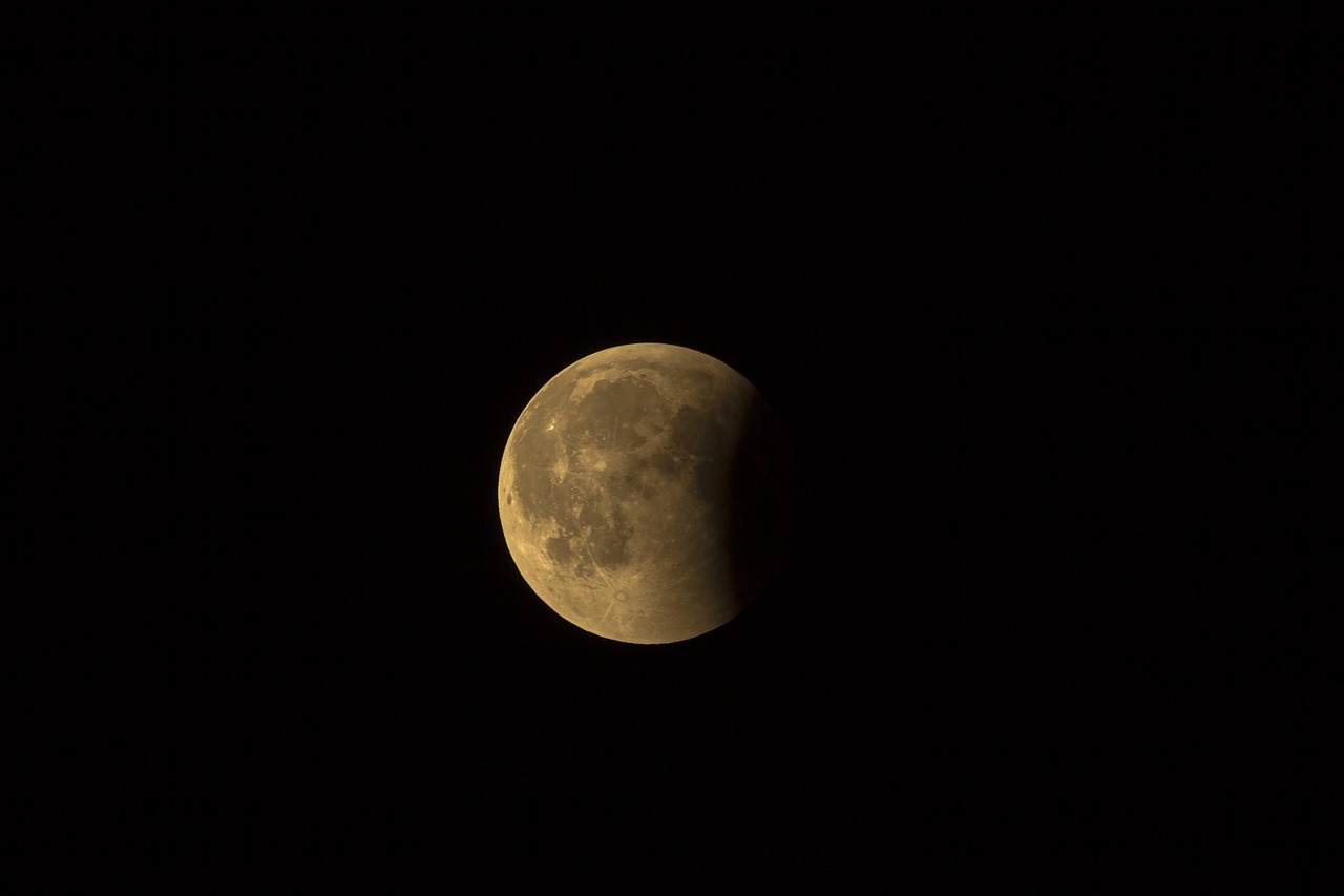 lunar eclipse  full moon  moon free photo