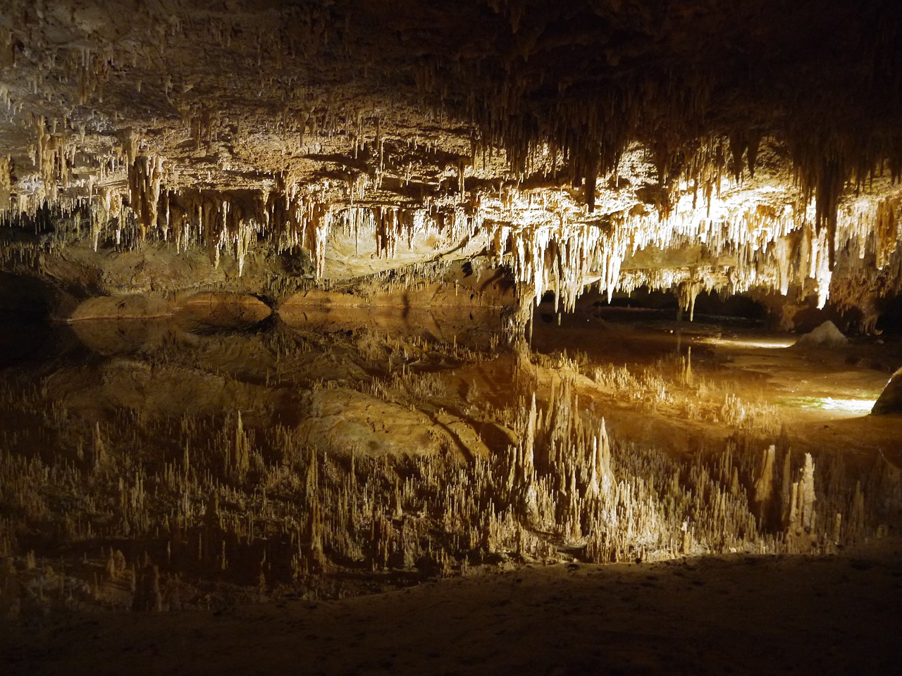 luray caverns cave reflection free photo