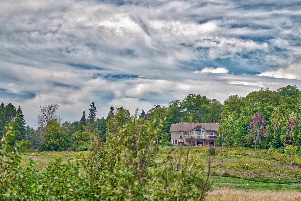 luxury home  farm house  gorgeous sky free photo