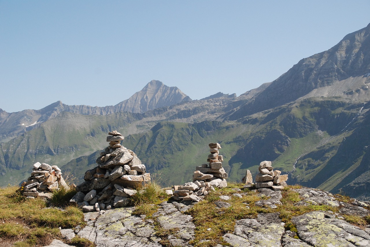 maanmannetjes view mountains free photo