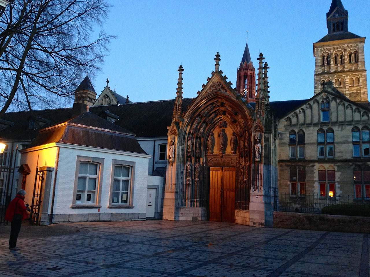 maastricht st servatius evening free photo