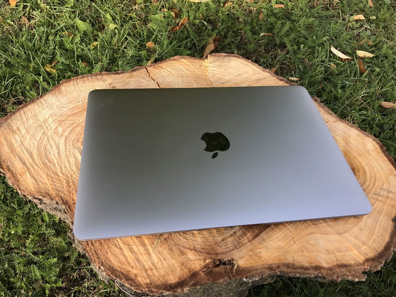 macbook space gray wood free photo