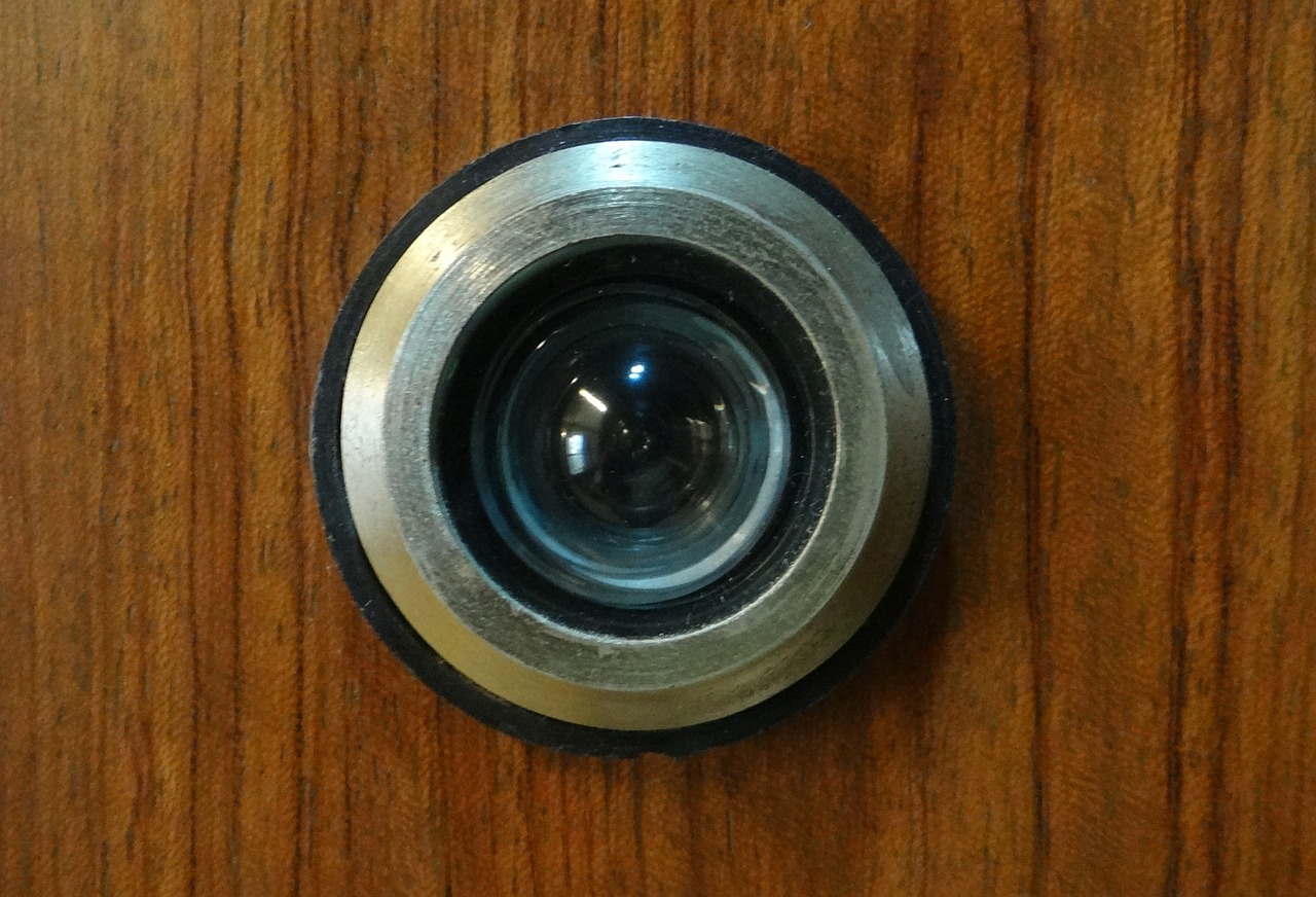magic-eye peephole door free photo