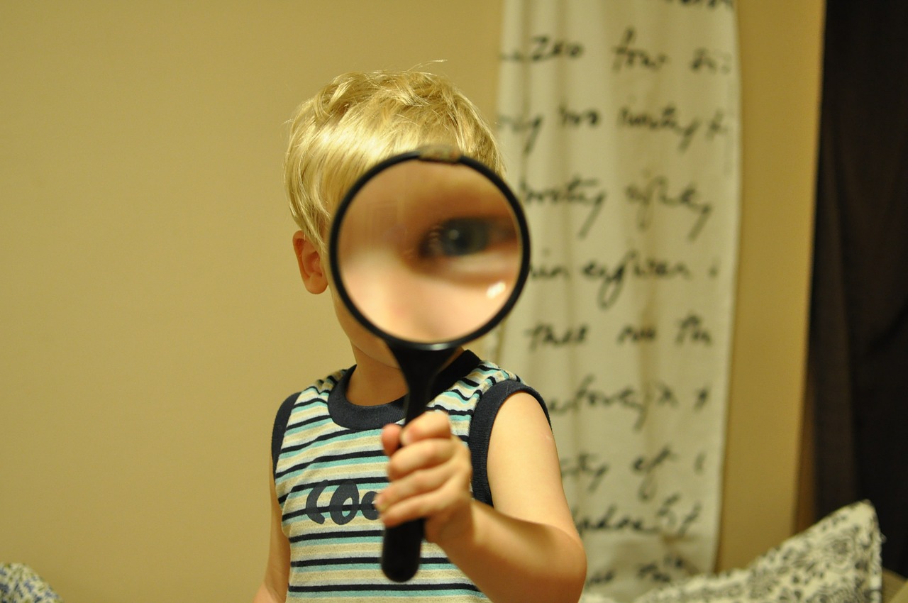 magnifying glass child funny free photo