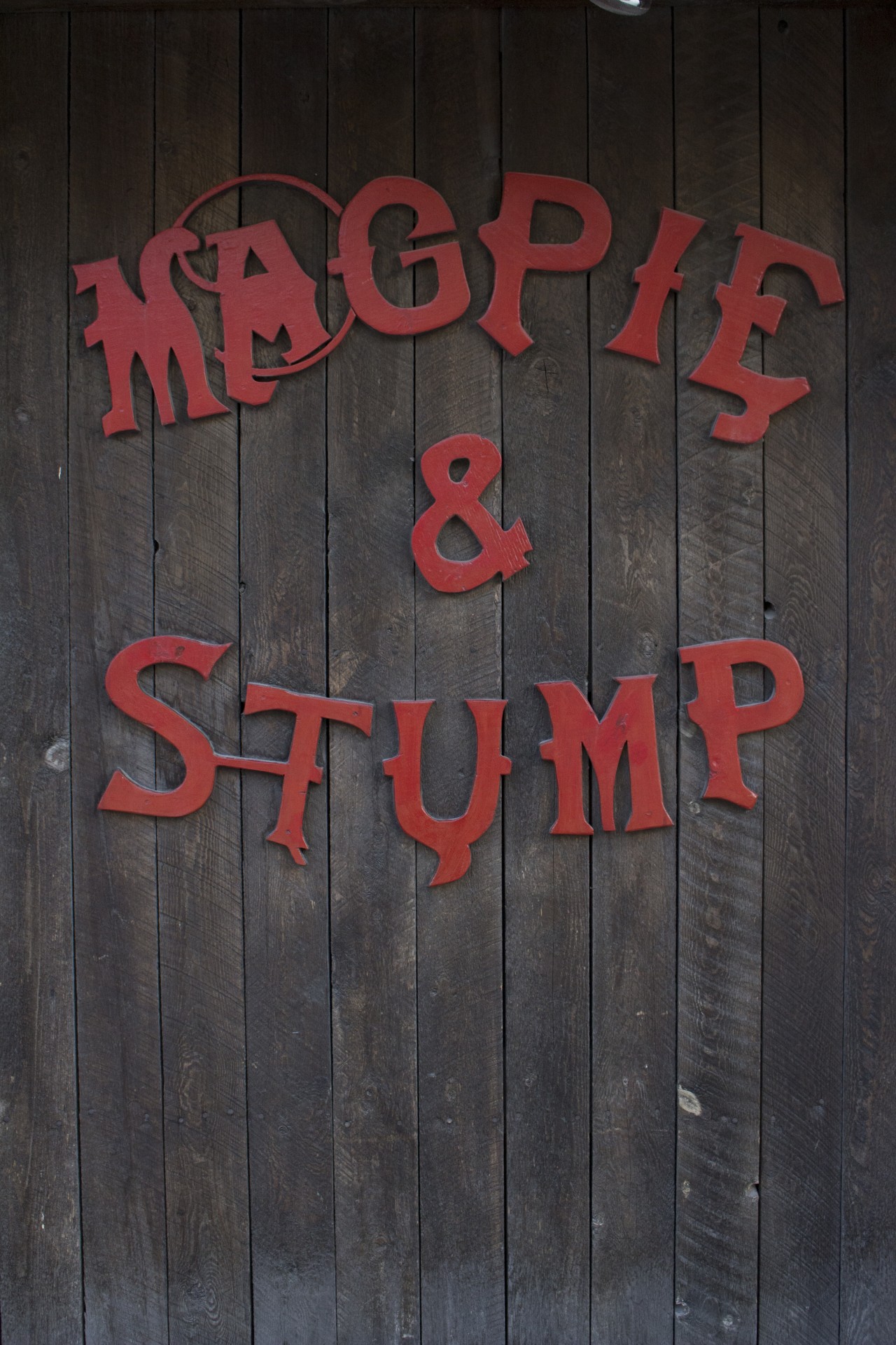 magpie stump pub sign free photo