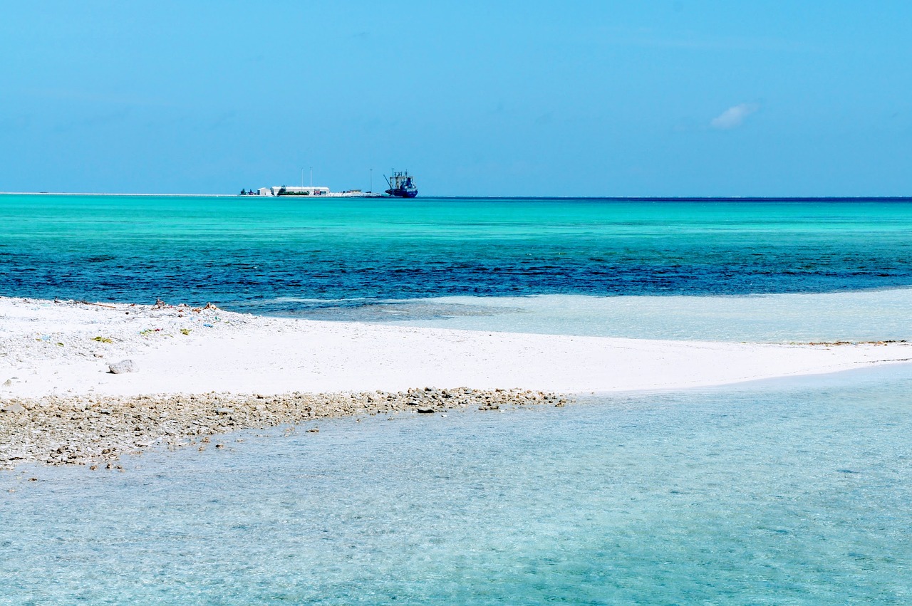 Погода мальдивы вода. Остров Блю Уотер. Синий остров. Бирюзовые картинки. Белый корабль Мальдивы.