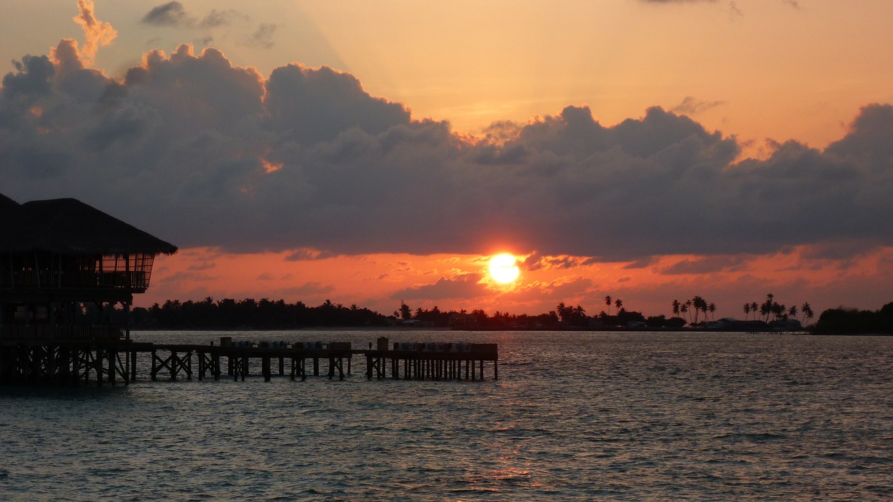 maldives sunset six senses laamu free photo