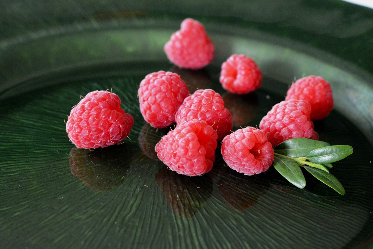 malina raspberries berries free photo