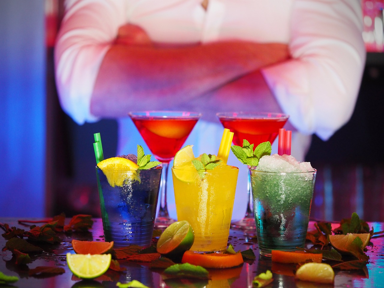 man bartender cocktails free photo