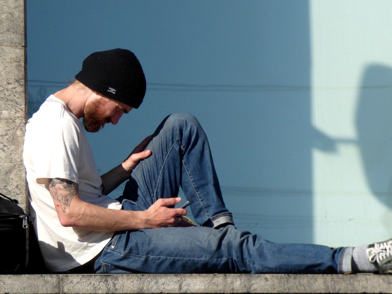 man reading mobile free photo