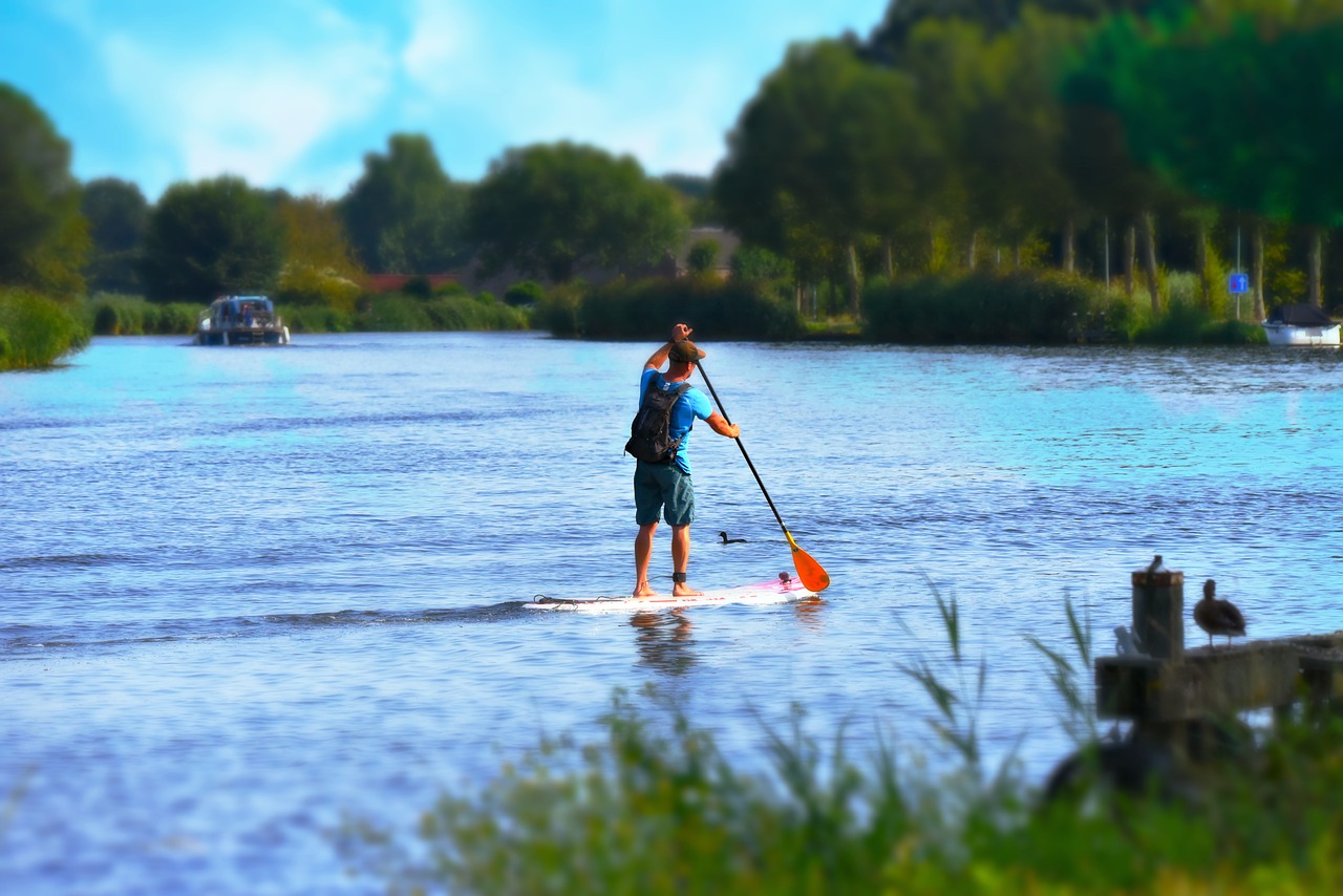 man  supping  paddle free photo