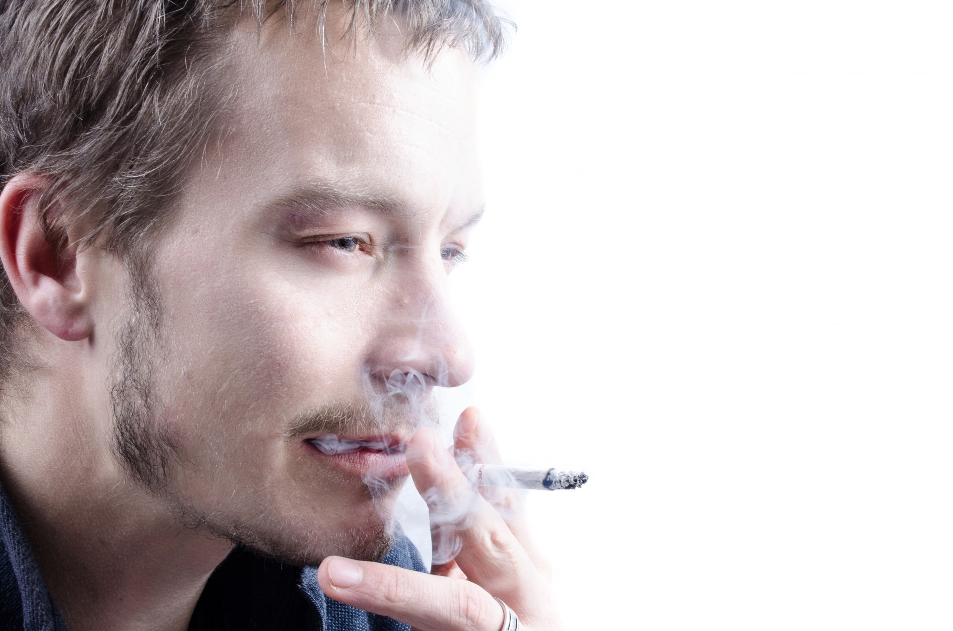 Почему мужчины курят. Мужчины курят. Курящий мужик. Парень курит сигарету. Взрослый курит.