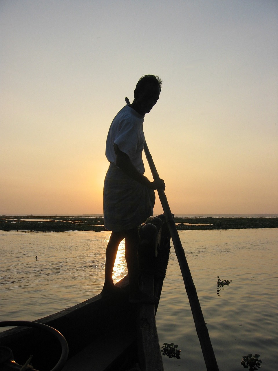 man punting boat travel boat free photo