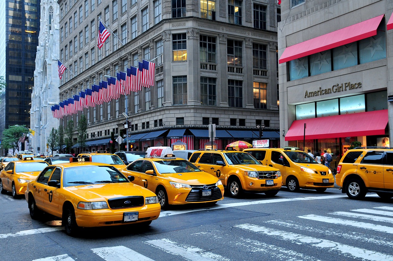 manhattan taxis 5th avenue free photo