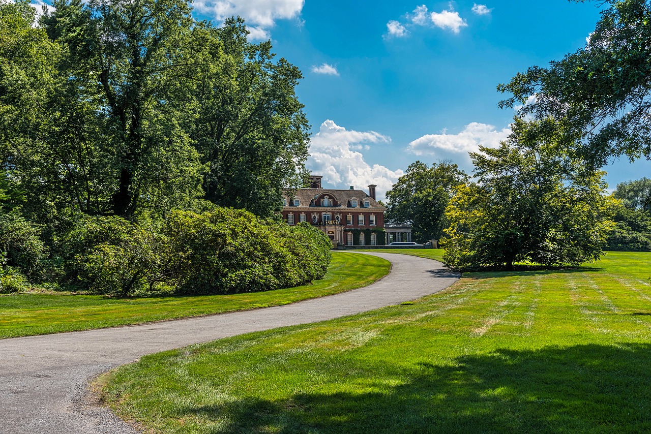 mansion  long driveway  estate free photo